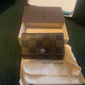 Louis Vuitton Damier Ebene key holder 
☘️$150
☘️Great Condition
